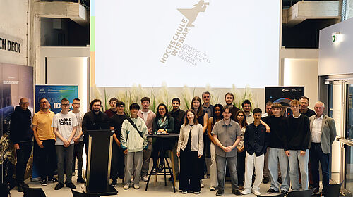 Finale des Schüler:innen-Ideenwettbewerbs im InnovationPort Schülerinnen und Schüler aus Schwerin und Lübeck stehen gemeinsam mit Vertreterinnen und Vertretern der Hochschule Wismar und der Jury beim Finale des Ideenwettbewerbs im InnovationPort Wismar.