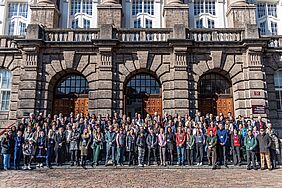 Die Teilnehmer der Konferenz vor dem Tagungsgebäude.