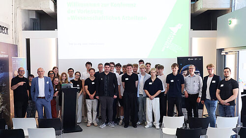 Abschlusskonferenz der Wirtschaftsinformatik Gruppenfoto der Teilnehmenden der wissenschaftlichen Abschlusskonferenz im InnovationPort.