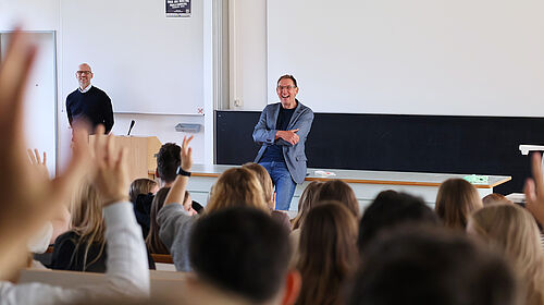 Willkommen an der Fakultät Prof. Dr. Kai Neumann steht vor zahlreichen Studierenden in einem Hörsaal.