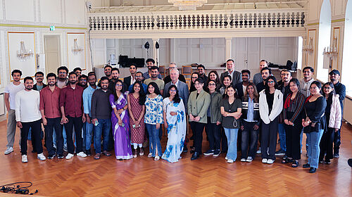 Empfang internationaler Studierender im Rathaus Wismar Gruppenfoto internationaler Studierender des Masterstudiengangs International Management mit Vertretern der Hansestadt Wismar und der Hochschule Wismar im Rathaus.